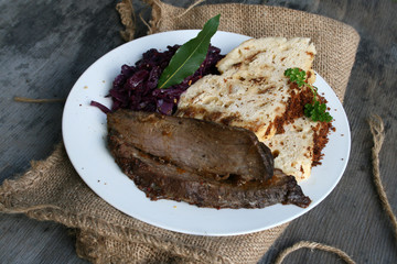 organisch, lifestyle, braten, semmelknödel, böhmischer, rotkohl, selbstgemacht, urban, werbetafel, country, modern, neu