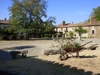 Granadilla, antiguo señorío de Granada, es una antigua villa amurallada de origen feudal en el...