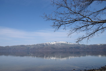 春の山と屈斜路湖