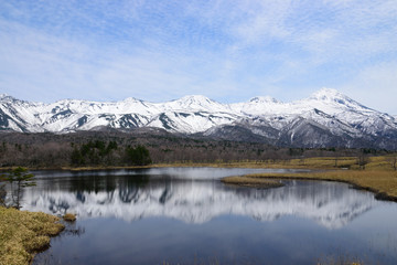 知床連峰と湖
