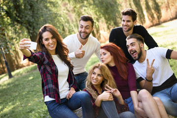 Fototapeta premium Grupa przyjaciół przy selfie w wielkomiejskim