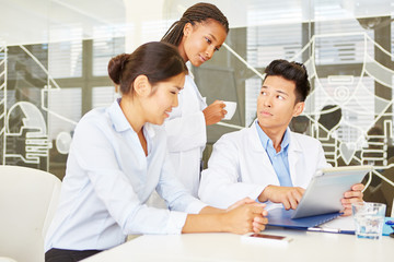 Ärzte Team am Tablet PC