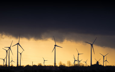Obraz premium Windkraftanlage bei Sonnenuntergang. Ostfriesland.17199.jpg