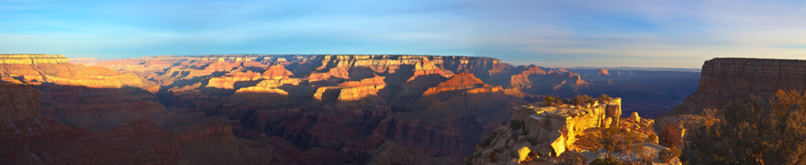 Aufnahme auf den Grand Canyon vom South Rim im Winter mit Schnee bei klarem Himmel mit...
