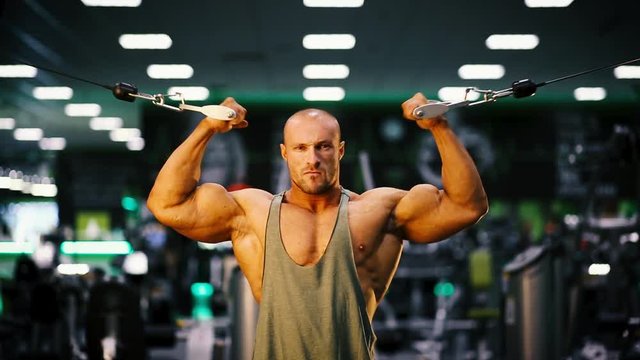 bodybuilder training in a gym