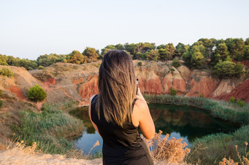 Ragazza su lago di bauxite