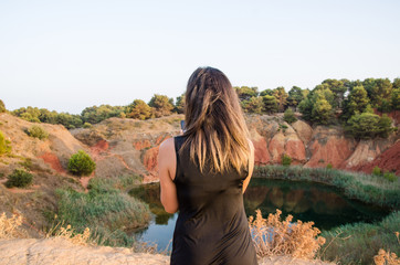 Ragazza su lago di bauxite