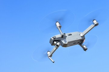 青空背景のドローン
