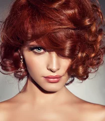Crédence de cuisine en verre imprimé Salon de coiffure Belle fille modèle aux cheveux bouclés rouges courts. Coiffure tête rouge. Produits de soins et de beauté pour les cheveux