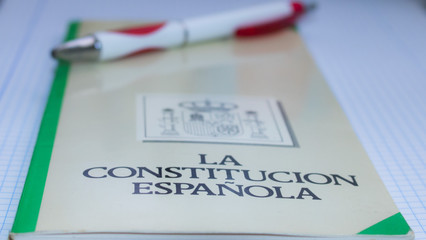 Book of the Spanish constitution and pen - El libro de la constitución española con un boligrafo