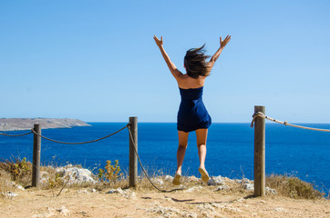 Ragazza che mostra il mare