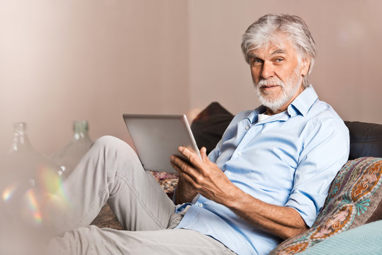 Rentner mit Tablet-Computer