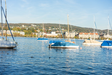 Obraz premium lake zurich with city buildings, boats and blue water