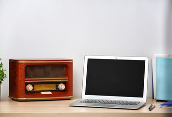 Obraz premium Retro radio on table in room
