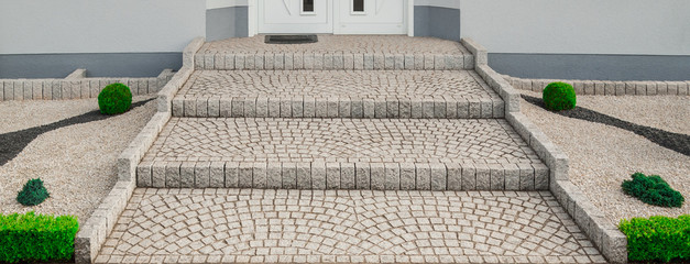 Breite Treppe Außentreppe aus Granit Pflaster im Vorgarten - Wide outside staircase made of...