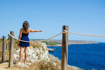 Ragazza che mostra il mare