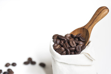 Obraz premium Coffee bean, wooden spoon and white sack