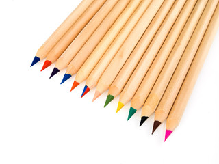 Treize crayons de couleurs sur fond blanc