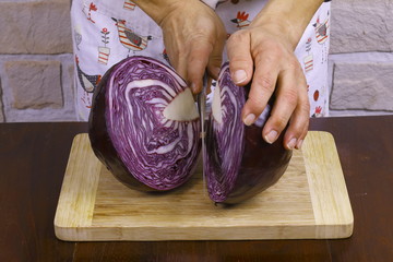 Rotkohl in Hälfte schneiden