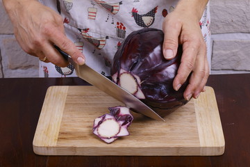 Strunk vom Rotkohl abschneiden
