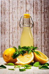 zitronenlimonade mit zitronen