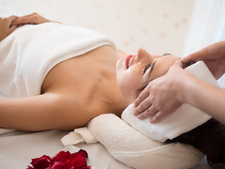 Obraz na płótnie Canvas Masseur doing massage the head of an woman in the spa salon