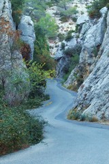 Route serpentant entre les rochers Meyrargues