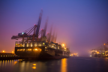 Containerschiff im Hamburger Hafen