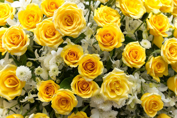 Obraz na płótnie Canvas fresh bouquets yellow rose in street flower market, Bangkok, Thailand