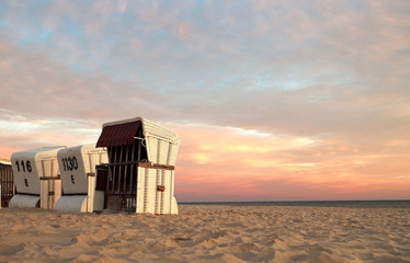 Strandkörbe an der Ostsee bei Sonnenaufgang