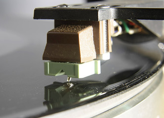 stack of turntables in the disc groove
