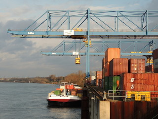 Containerschiff beim Entladen am Rhein