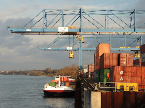Containerschiff beim Entladen am Rhein