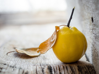 Ahşap üzerinde ayva