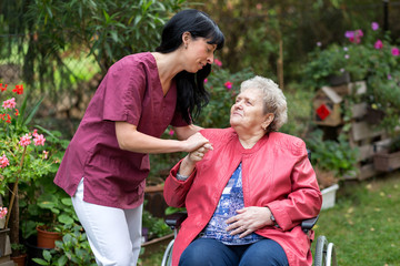 Pflegerin mit Seniorin