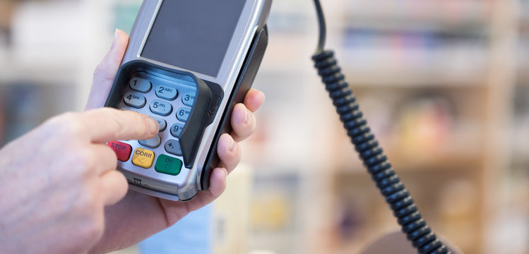 EC- / Bankomat - Karten Terminal, Plastikgeld im Handel, Breitbild