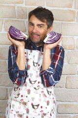 Koch mit geschnittenem Rotkohl 