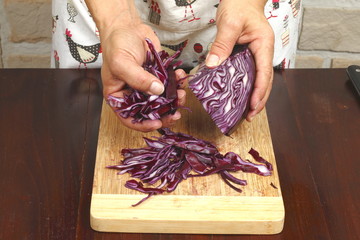 Rotkohl in Streifen schneiden, raspeln 