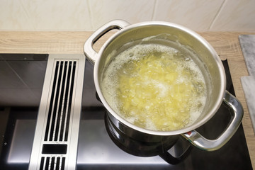 Kartoffeln kochen im Wasser im Kochtopf auf Herd