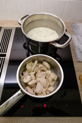 Kochtopf mit Frikasee von Hühnerbrust und Sahnesauce