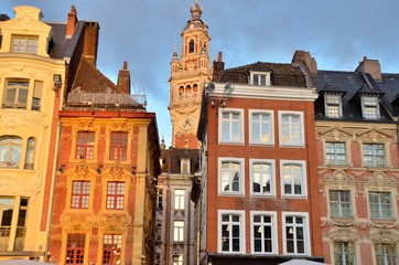 Fototapeta na wymiar Flemish style and majestic Lille's belfry 