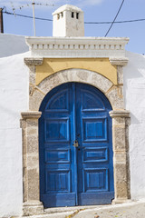 niebieskie drzwi w południowoeuropejskim miasteczku