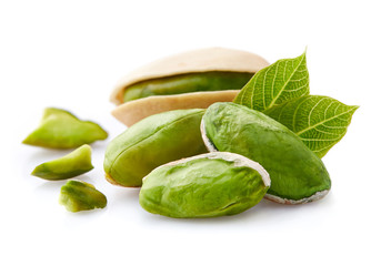 Pistachio kernels with leaves