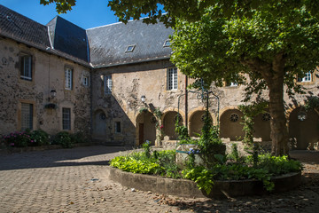 Cloître du Village de Saint Geniez d' Olt , en Aveyron