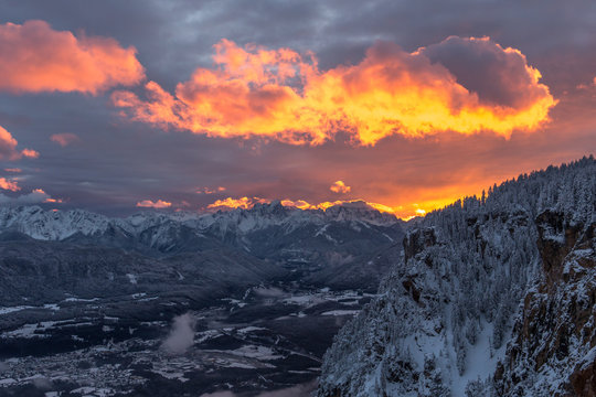 Wundervolles Abendrot in verschneiter Berglandschaft