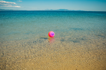 Obraz premium pink ball swim on sea or ocean water