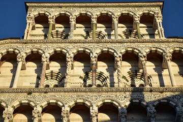 Colonnades du Duomo à Lucca en Toscane, Italie