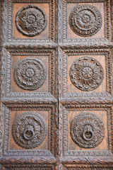 Porte sculptée du Duomo à Lucca en toscane, Italie