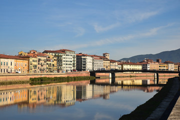 Fototapeta na wymiar Rives de l'Arno à Pise en Toscane, Italie