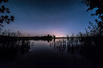 Stof per meter Sterren boven het meer in de zomernacht op donkere hemel. Sterrenval. Melkweg. © nikwaller